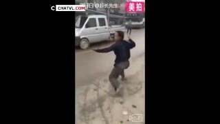 Cao thủ võ lâm Trung Quốc biểu diễn ngoài đường