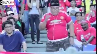 Một fan MU nhảy nhót giữa khu vực khán đài của fan Liverpool. Anh quá cứng