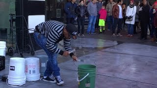 Nghệ sĩ đường phố gõ thùng kiếm cơm ở Las Vegas