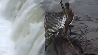 Bắt cá bằng bội tre tự chế ở thác nước