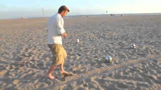 David Beckham biểu diễn sút phạt trên bãi biển