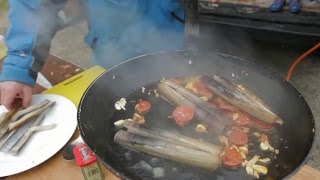 How to catch and cook Razor Clams | Cách bắt và chế biến ốc móng tay ăn ngay tại chỗ