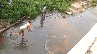 Quăng lưới bắt cá ở vũng nước ô nhiễm và kết quả thật bất ngờ