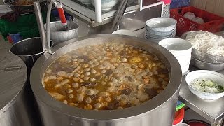 Vietnam street food - Spicy beef instant noodles, a.k.a Bun Bo Hue - Street food in Vietnam 2016