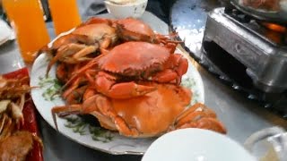 Vietnam street food - cooking Fried Mud Crab with salt and pepper after hunting and fishing