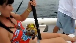 Khi con gái Châu Á đi câu cá ngoài biển