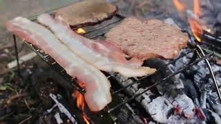 Sinh tồn nơi hoang dã: Chế biến thịt xông khói cực ngon trên lửa trại và ăn sống qua ngày
