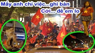 Hội chị em lại cởi và quậy tưng Sài Gòn sau trận Việt Nam vs Malaysia ở Aff cup 2018 - Guufood