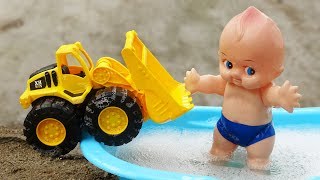 Ô tô tải, xe ủi cùng em bé đi tắm xà phòng - đồ chơi trẻ em B1180C Bé Cá