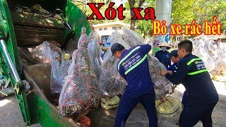 Toàn cảnh chiều 30 Tết tiểu thương đập phá hoa tết, vứt hàng trăm chậu Đào Bắc vào xe rác ở Sài Gòn
