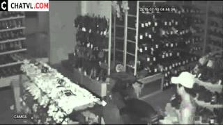 Camera quay cảnh trộm cầm dao vào nhà lúc gần sáng.